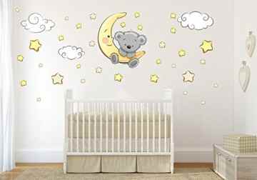 064 Wandtattoo Teddy auf Mond Wolken Sterne schläft (750 x 420 mm)