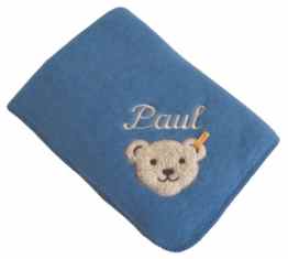 Baby Fleecedecke mit Ihrem Wunsch Namen in der abgebildeten Stickschrift bestickt jeans blau 90 cm x 60 cm Steiff Collection infinity blue