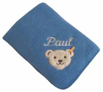 Baby Fleecedecke mit Ihrem Wunsch Namen in der abgebildeten Stickschrift bestickt jeans blau 90 cm x 60 cm Steiff Collection infinity blue