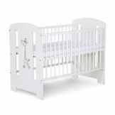 Babybett „Safari Giraffe“ 120×60 cm. – weiß mit Latenrost und Matratze