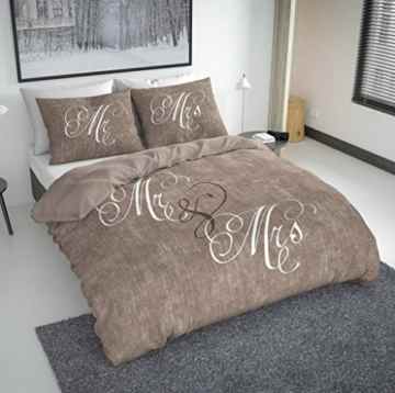 Nightlife – Bettwäsche / Bettbezüge Love Couple Camel – Braun – 200×200/220 – Mit 2 Kissenbezüge 60×70