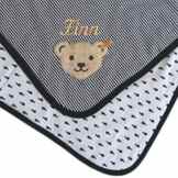 Steiff Babydecke mit Ihrem Wunsch Namen in der abgebildeten Stickschrift bestickt marine blau fein gestreift und süße Walfische auf der Rückseite 90 cm x 60 cm