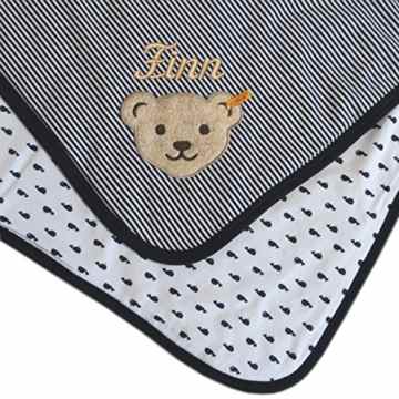 Steiff Babydecke mit Ihrem Wunsch Namen in der abgebildeten Stickschrift bestickt marine blau fein gestreift und süße Walfische auf der Rückseite 90 cm x 60 cm