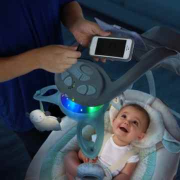 Bright Starts 60360 kuschelige Deluxe Babyschaukel mit drehbarem Sitz, MP3-Player elektronischem Mobile mit Lichteffekten 3 Plüschspielzeugen -