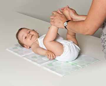 H3 Baby W447 Faltbare Wickelauflage für Unterwegs, grün / mehrfarbig -