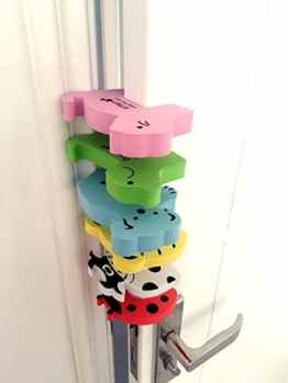 Innovative geniale Multifunktions-Kindersicherungen der Marke MEETBABY im 6er SET – Türstopper und Fingerklemmschutz / Kinder Baby Sicherungssperre Sicherheitsschloss flexibel kürzbar und anpassbar – Einsetzbar überall im Haushalt, ob Schubladensicherung Kühlschranksicherung Schranksicherung WC Toilettendeckel / auch als Einklemmschutz verwenbar – Schutz und Sicherheit für Babys Kinder und Eltern -