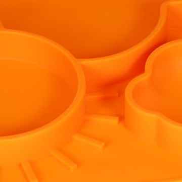 jatedo Babyteller und Platzmatte 2 in 1 – für Ihr Baby oder Kleinkind (35 x 30 cm, orange) | aus Silikon frei von BPA, PVC und Phtalaten | rutschfest mit extra-starkem Hafteffekt -