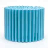 Leggero Mini-Pouffe: farbenfrohe Innen- und Außensitzmöglichkeiten für kleine Leute. Dies ist die Kinderversion unseres beliebten Leggero Pouffe, die aus weichem und haltbarem, vernetztem Polyethylenschaum besteht. Er eignet sich hervorragend als Sitz oder Tisch und es gibt ihn in den beiden fröhlichen Farben Himmelblau und Orange. D. 35cm x H 26 cm. -