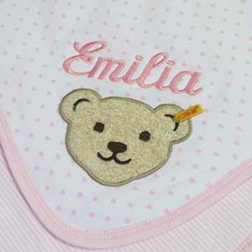 Steiff Herzchendecke mit Ihrem Wunsch Namen in der abgebildeten Stickschrift bestickt rosa und fein gestreift auf der Rückseite 90 cm x 60 cm Namensdecke -