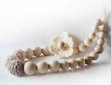 Stillkette mit Häkelblüte und 3 Häkelperlen -