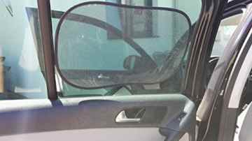 vipe selbsthaftende Sonnenschutzblende (2er-Pack) für das Auto (schwarz). Faltbarer Sonnenschutz mit selbsthaftender Folie in hoher Qualität mit UV-Schutz für Babys, Kinder, Erwachsene und Hunde auf der Rückbank im Fahrzeug. Bietet eine gute Sicht, leichte Handhabung und lässt sich kompakt (19 x 19 cm) im Beutel verstauen. Produktmaße: 48 x 30 cm **Mengenrabatt** -